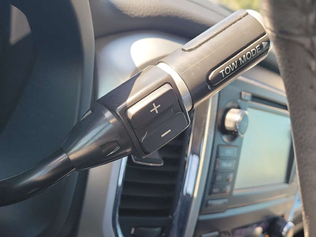 Used 2018 Nissan Titan SV w/ SV Convenience Package RWD image 12