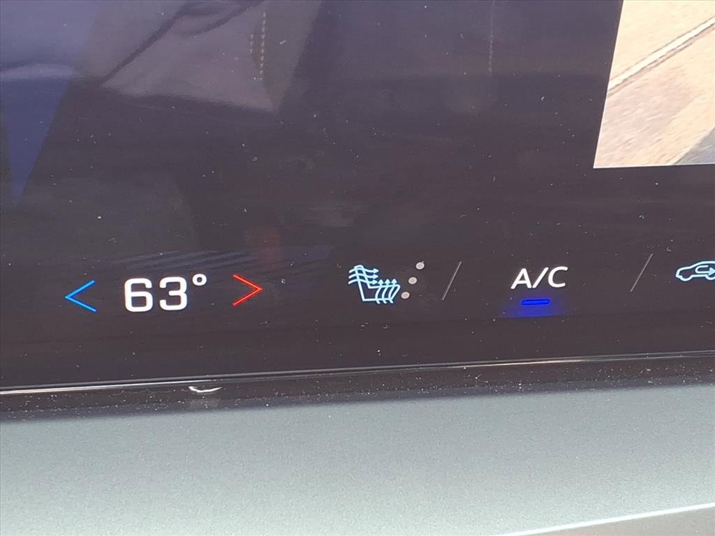 Used 2025 Chevrolet Traverse LT image 13