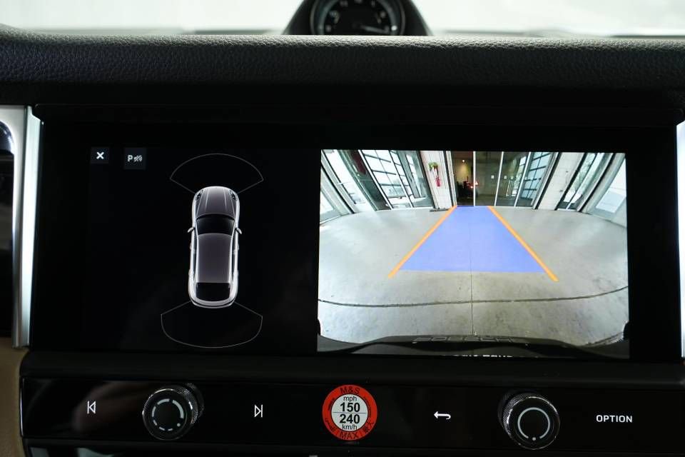Certified 2025 Porsche Macan AWD/4WD image 19