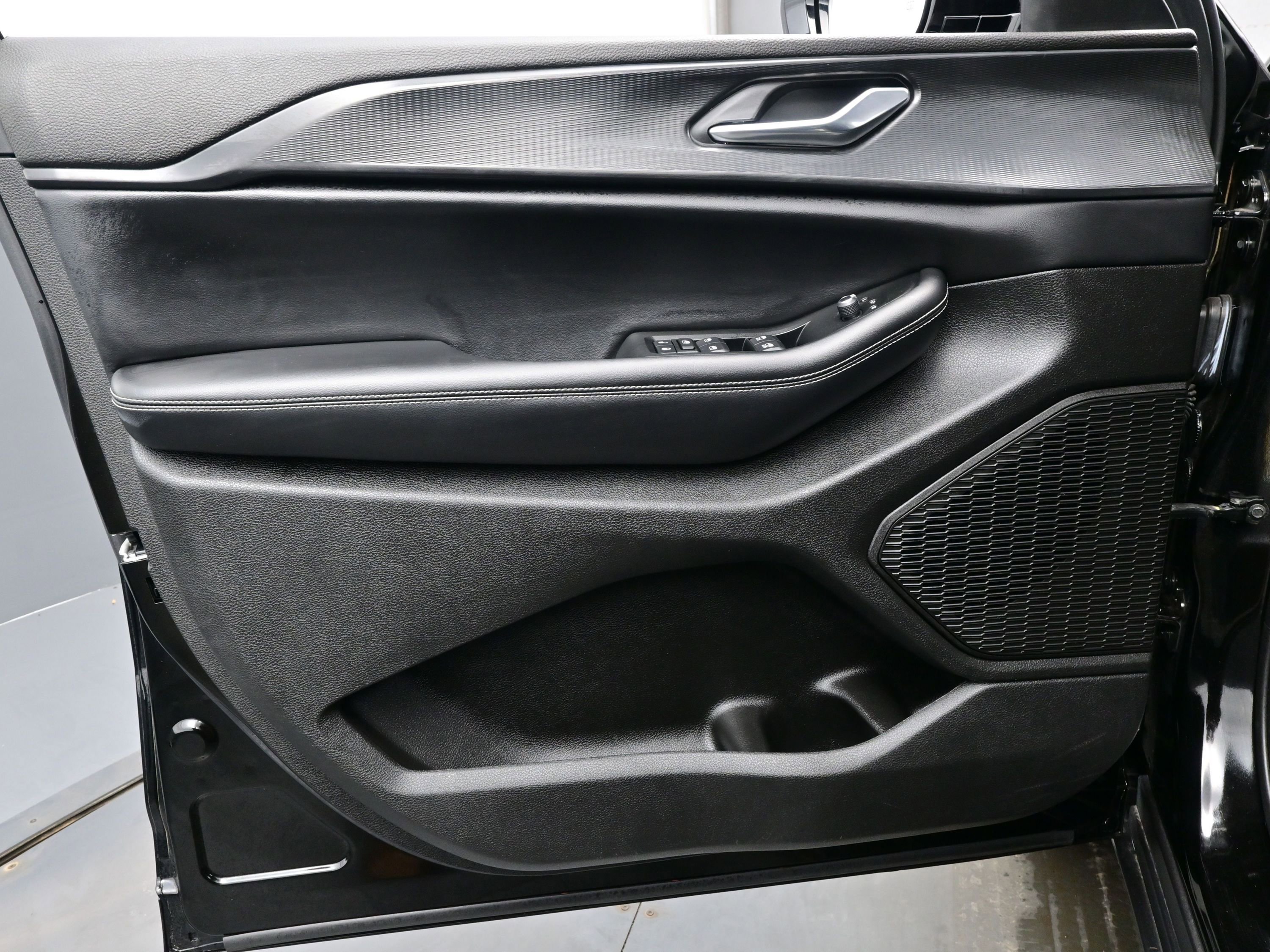 Used 2024 Jeep Grand Cherokee L Altitude image 9