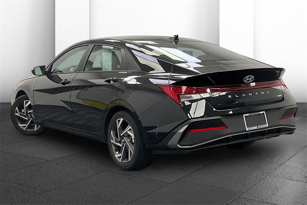 Certified 2025 Hyundai Elantra SEL image 8