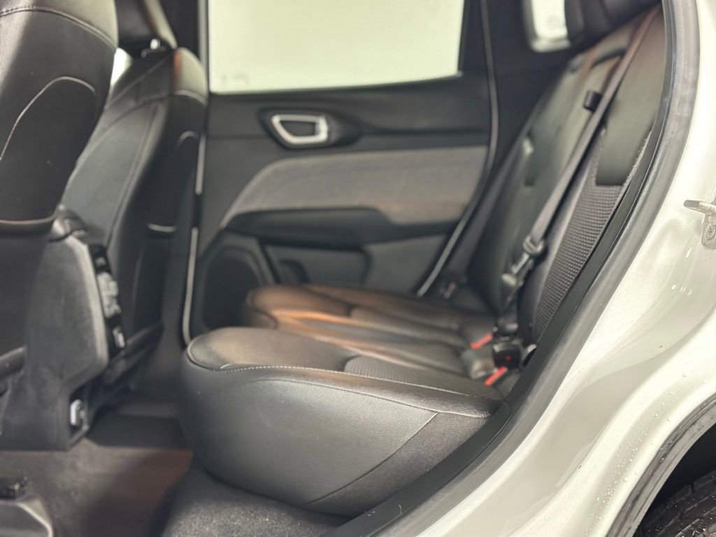 Used 2025 Jeep Compass Latitude image 19