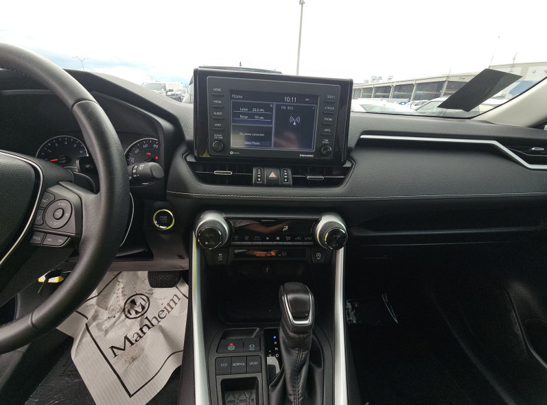 Used 2022 Toyota RAV4 XLE Premium FWD image 9
