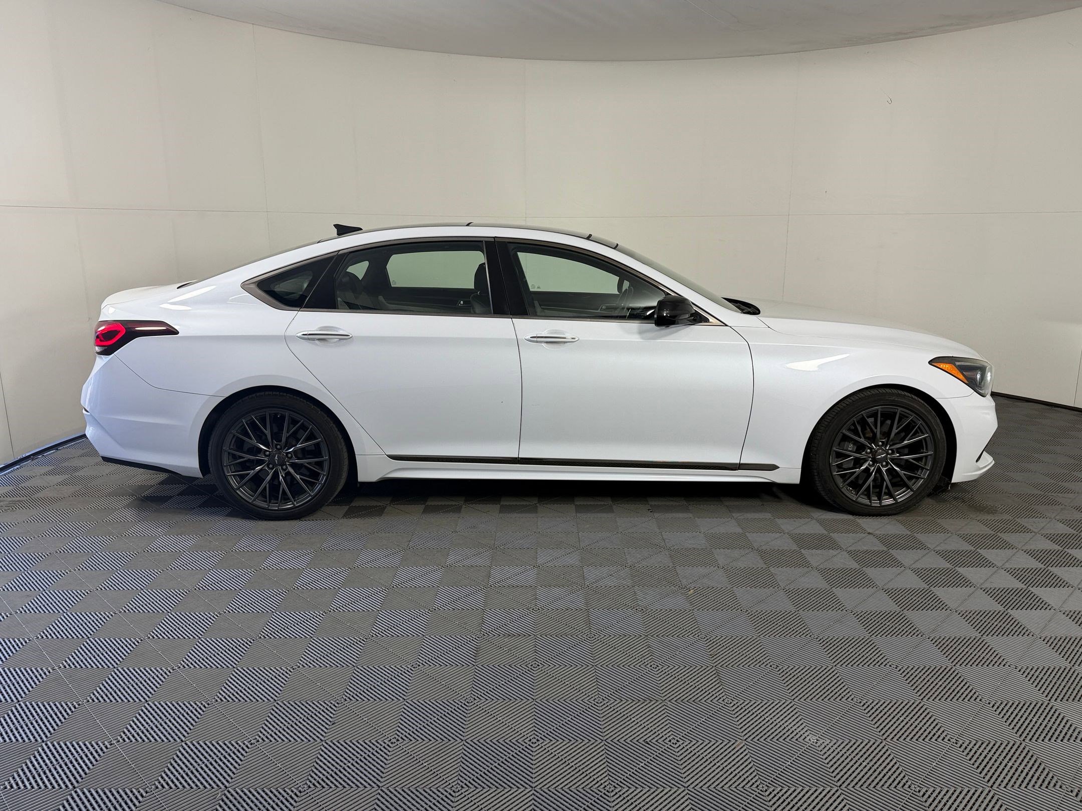 Used 2018 Genesis G80 3.3T Sport RWD image 8