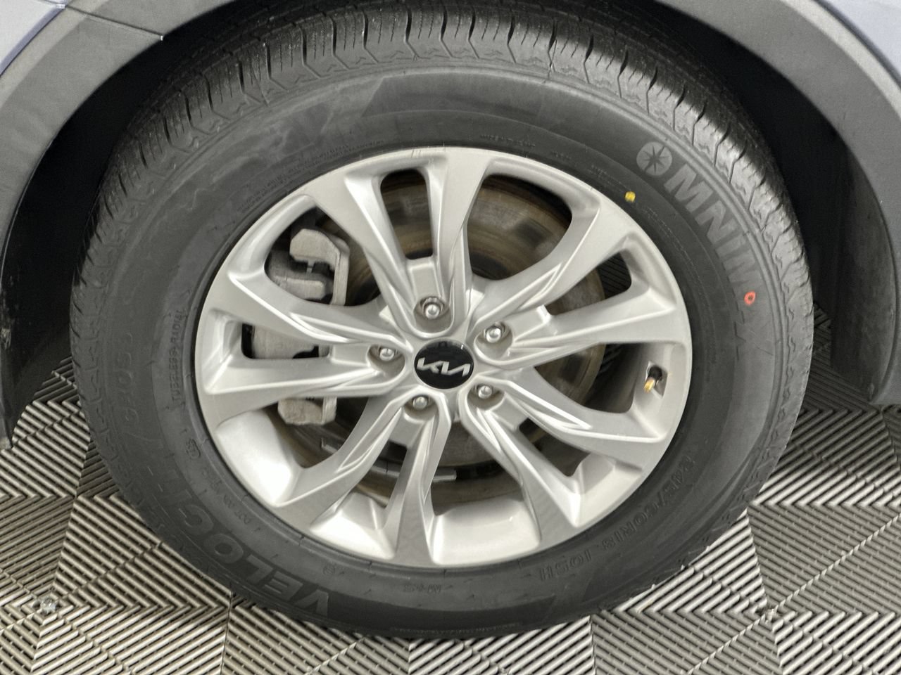 Used 2022 Kia Telluride LX FWD image 2