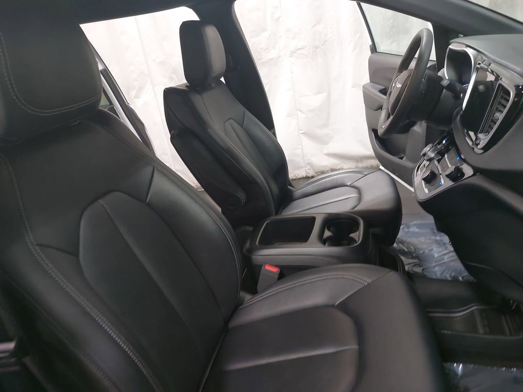 Used 2025 Chrysler Pacifica Select image 10