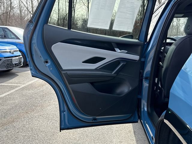 Certified 2025 Volkswagen Tiguan SE R-Line image 23