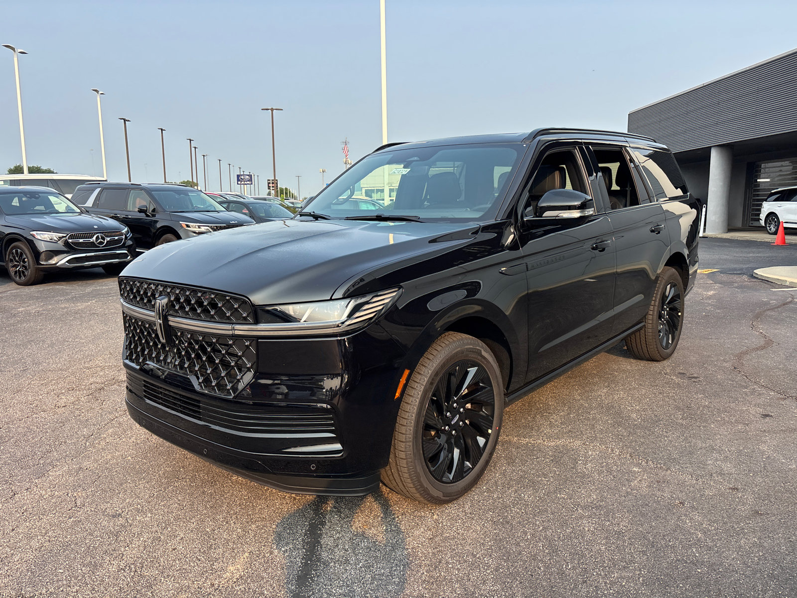 New 2027 Lincoln Navigator Reserve w/ Jet Appearance Package AWD/4WD image 3