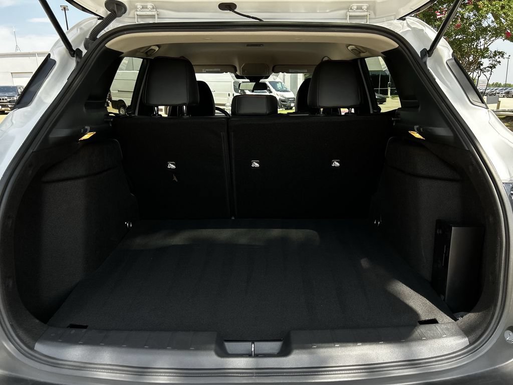 Used 2025 Nissan Kicks SR AWD/4WD image 31