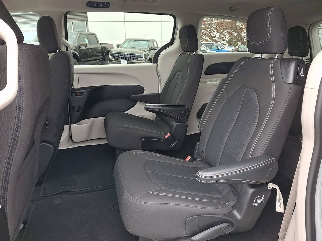 Used 2024 Chrysler Voyager LX image 10