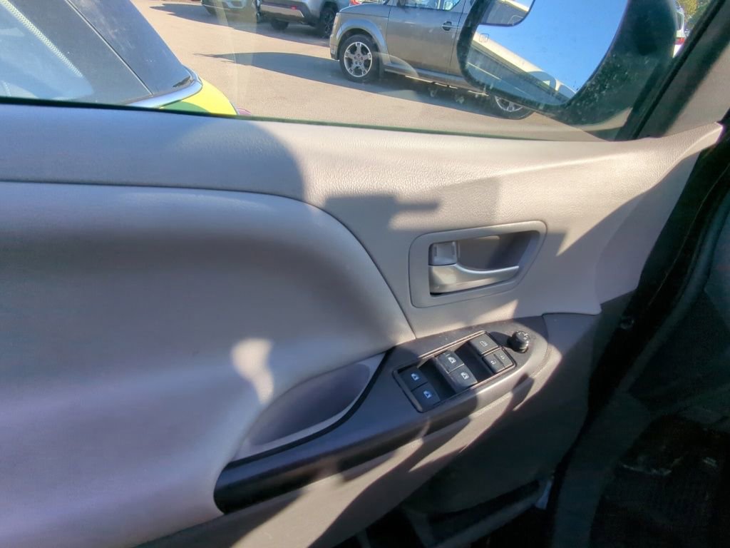 Used 2018 Toyota Sienna LE AWD/4WD image 8