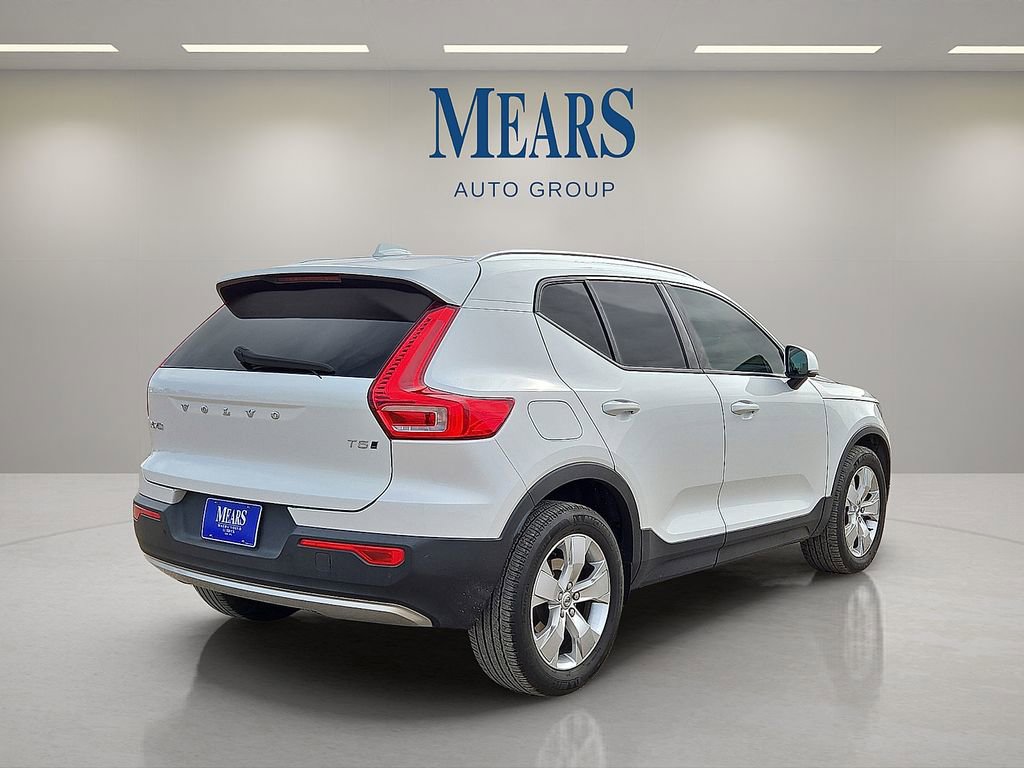 Certified 2021 Volvo XC40 T5 Momentum image 5