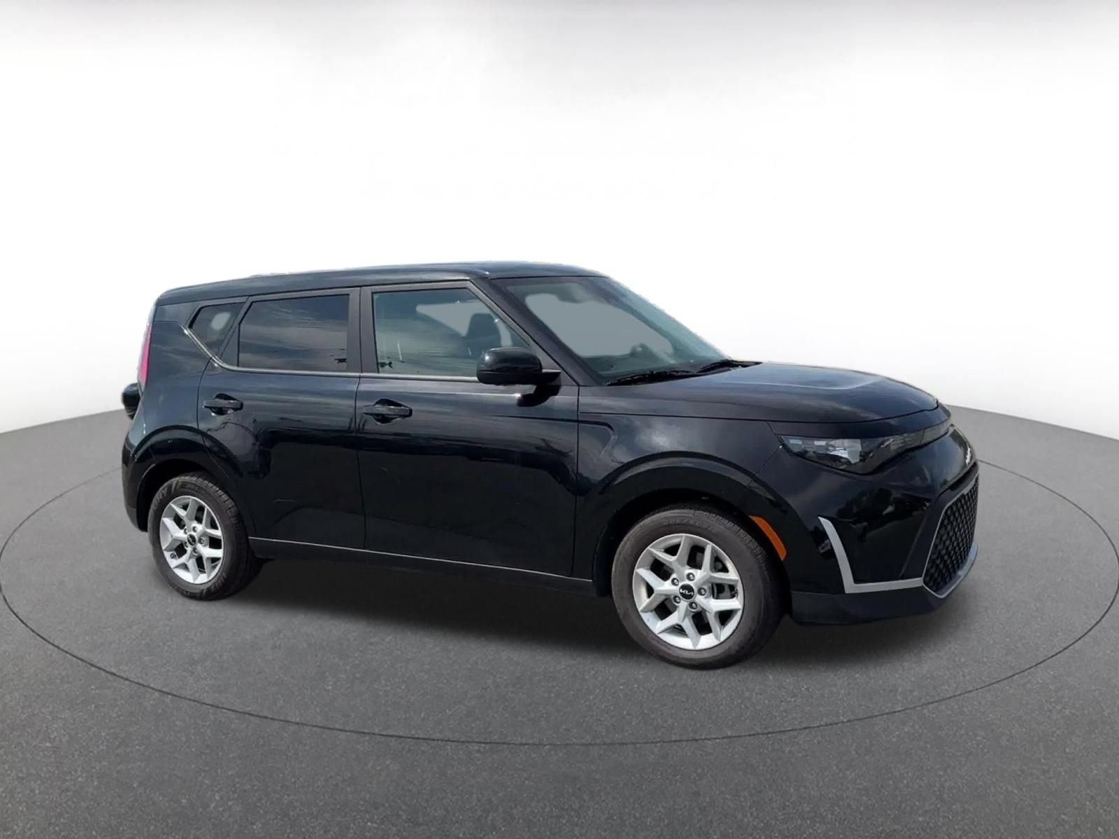 Used 2025 Kia Soul LX w/ LX Technology Package FWD image 2
