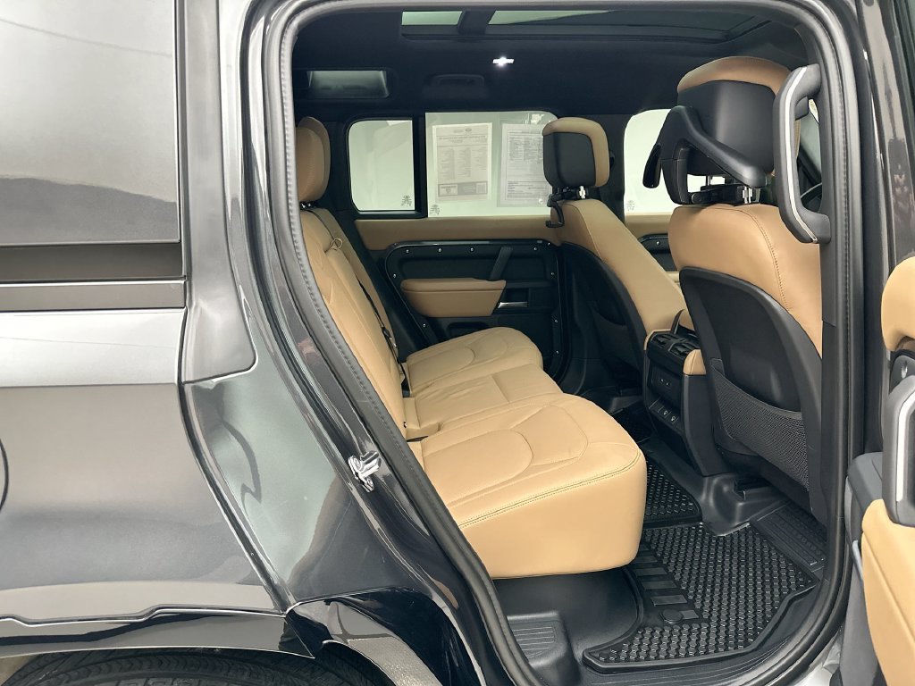 Used 2025 Land Rover Defender 110 X-Dynamic SE AWD/4WD image 19