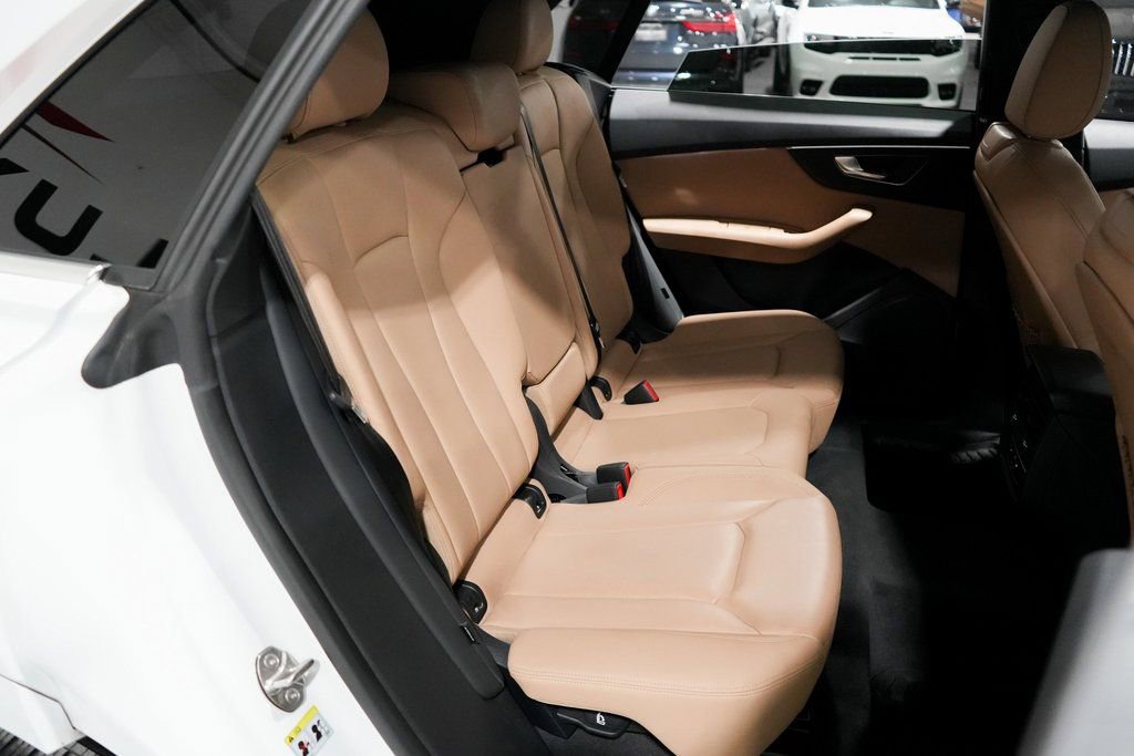 Used 2023 Audi Q8 Premium image 31