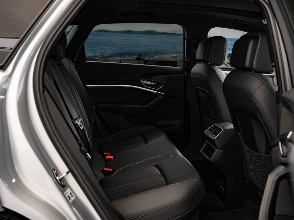 Used 2022 Audi e-tron Premium w/ Convenience Plus Package image 43