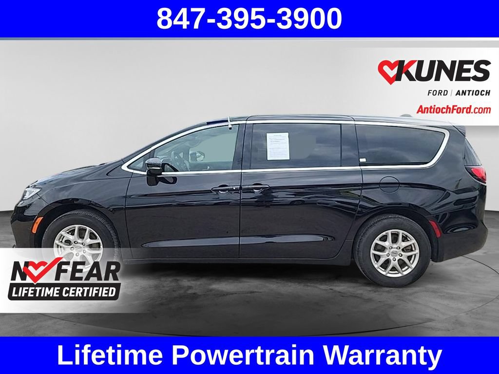Used 2025 Chrysler Pacifica Select FWD image 8