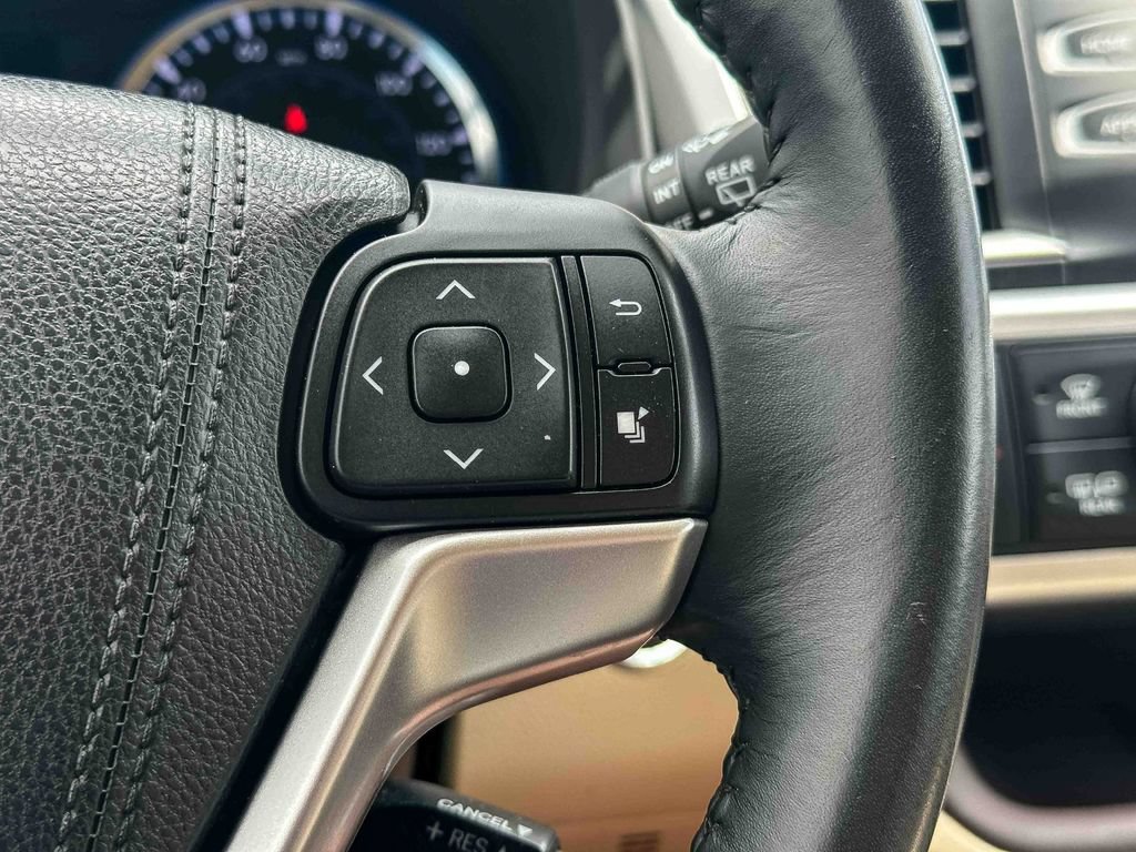 Used 2015 Toyota Highlander XLE FWD image 29