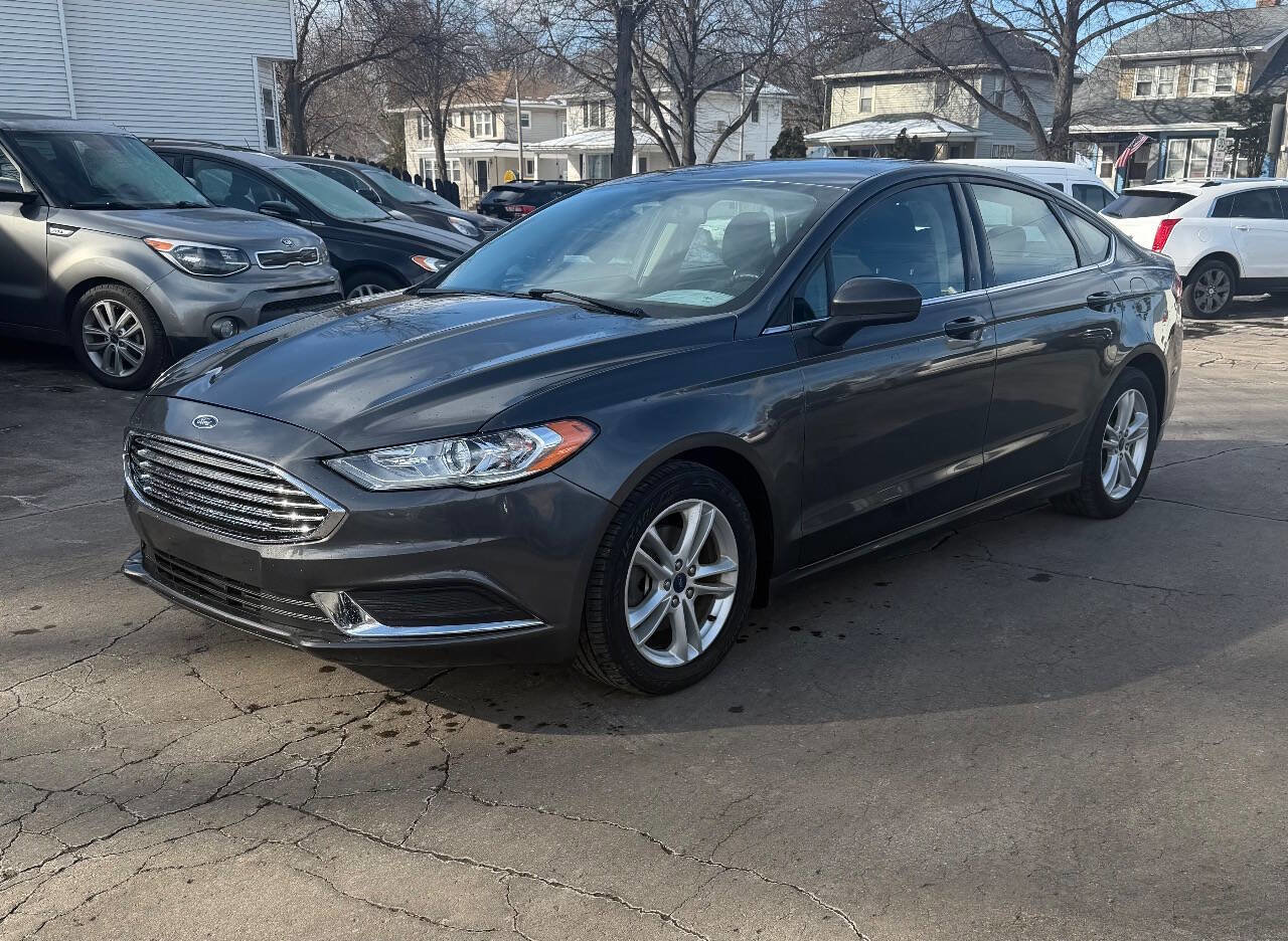 Used 2018 Ford Fusion SE image 2