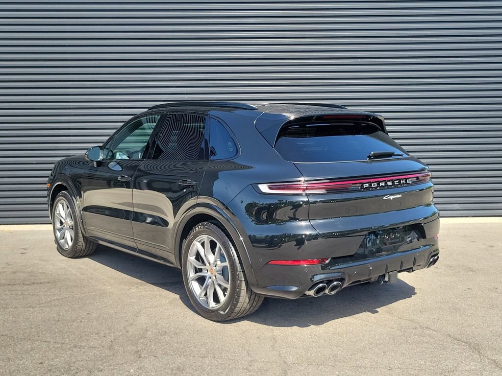 Certified 2025 Porsche Cayenne image 3