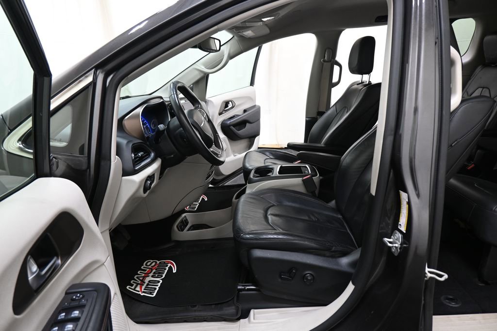 Used 2018 Chrysler Pacifica Touring-L Plus image 7