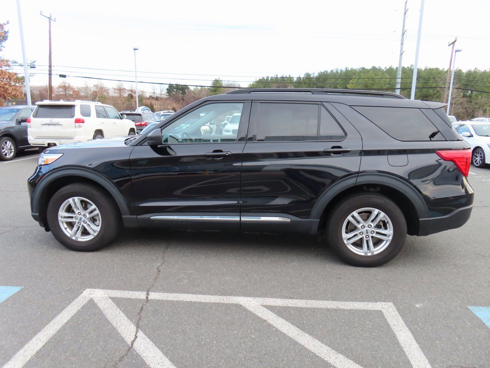 Used 2023 Ford Explorer XLT w/ Equipment Group 202A image 8