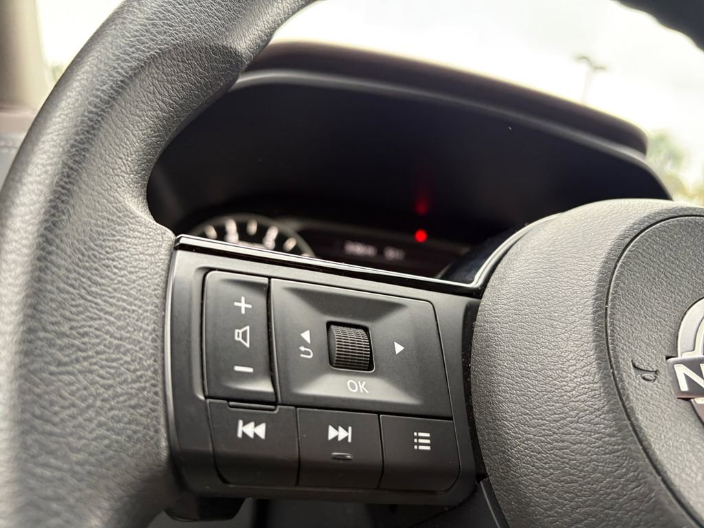 Used 2023 Nissan Rogue SV image 13