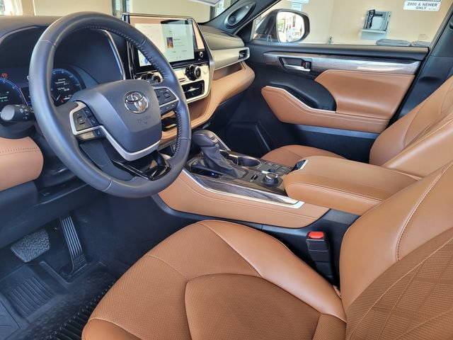 Certified 2024 Toyota Highlander Platinum AWD/4WD image 12