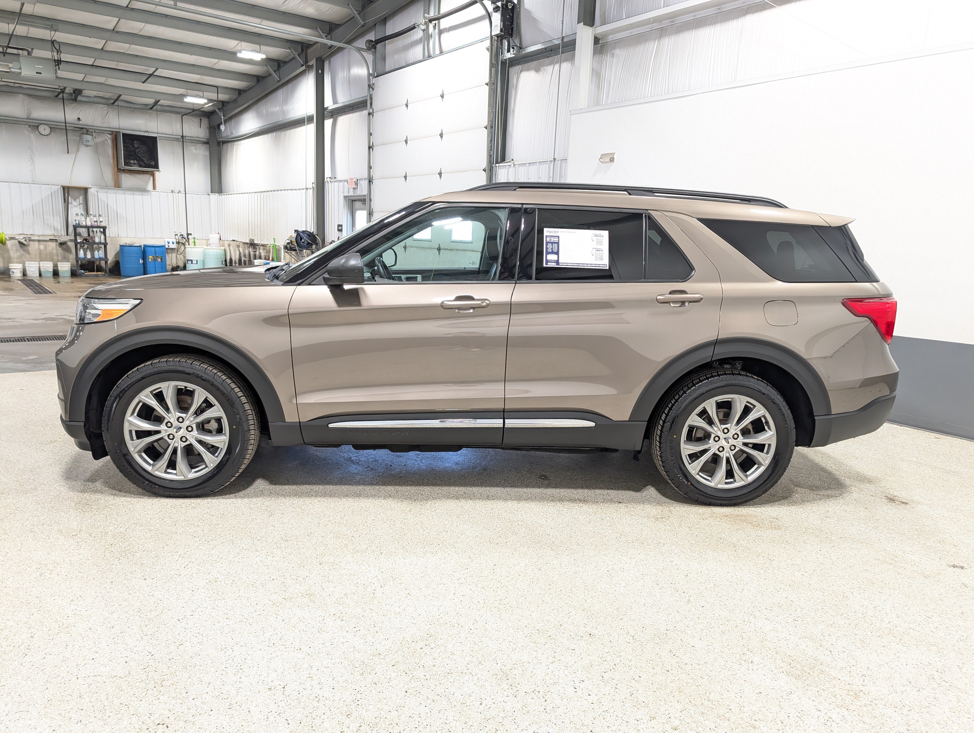 Used 2021 Ford Explorer XLT w/ Equipment Group 202A AWD/4WD image 6