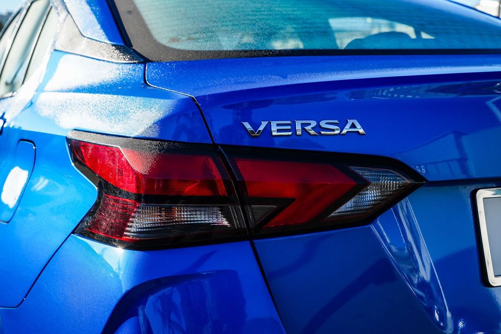 Used 2022 Nissan Versa SV image 9