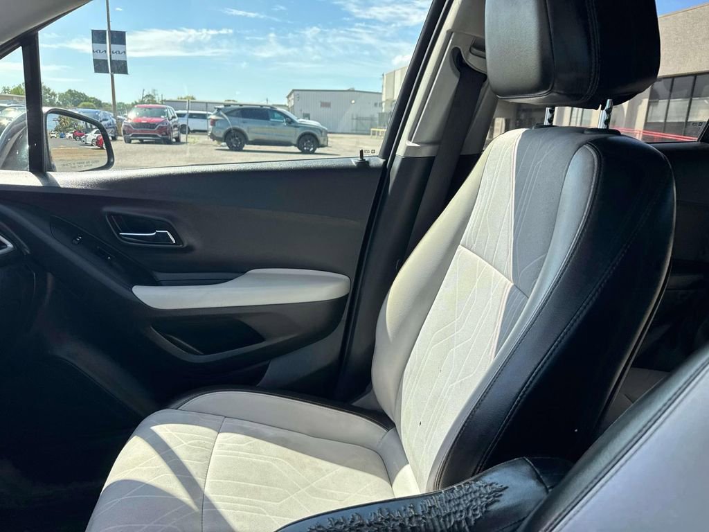 Used 2021 Chevrolet Trax LT w/ Driver Confidence Package image 22