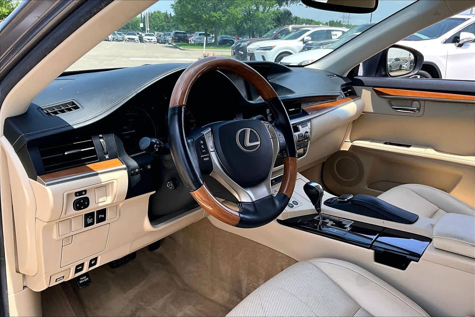 Used 2015 Lexus ES 300h w/ Navigation System Package FWD image 15