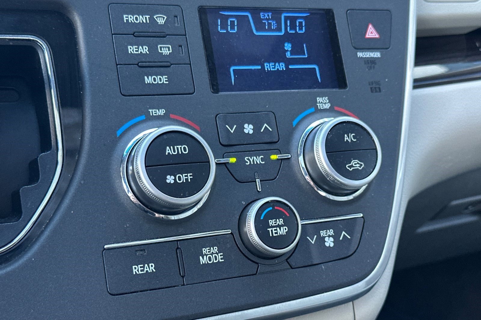 Used 2015 Toyota Sienna XLE w/ XLE Navigation Package image 27