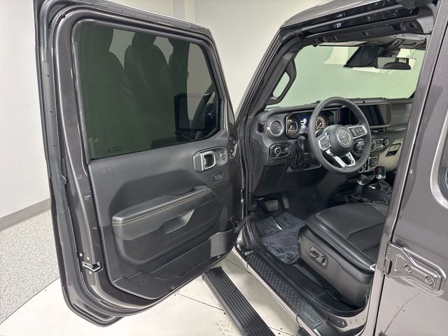 Used 2025 Jeep Wrangler Sahara image 11