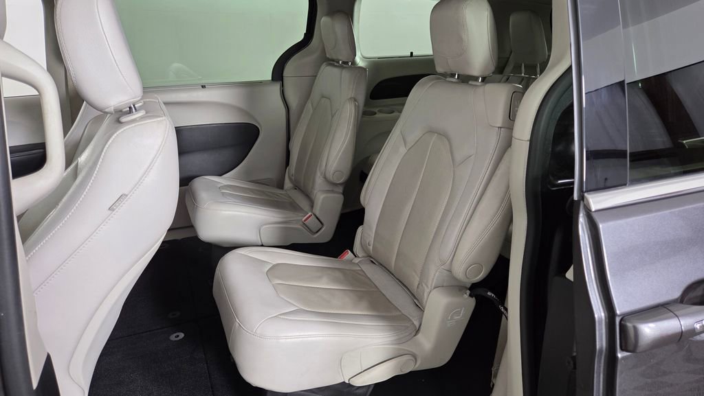 Used 2021 Chrysler Pacifica Touring-L FWD image 29