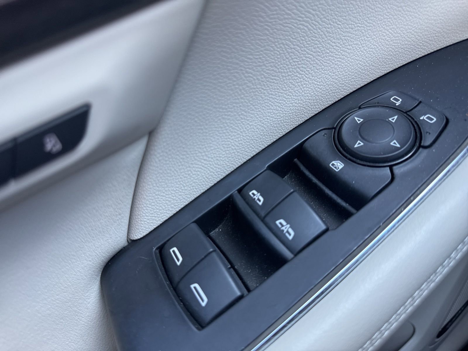 Used 2023 Buick Envision Avenir image 40