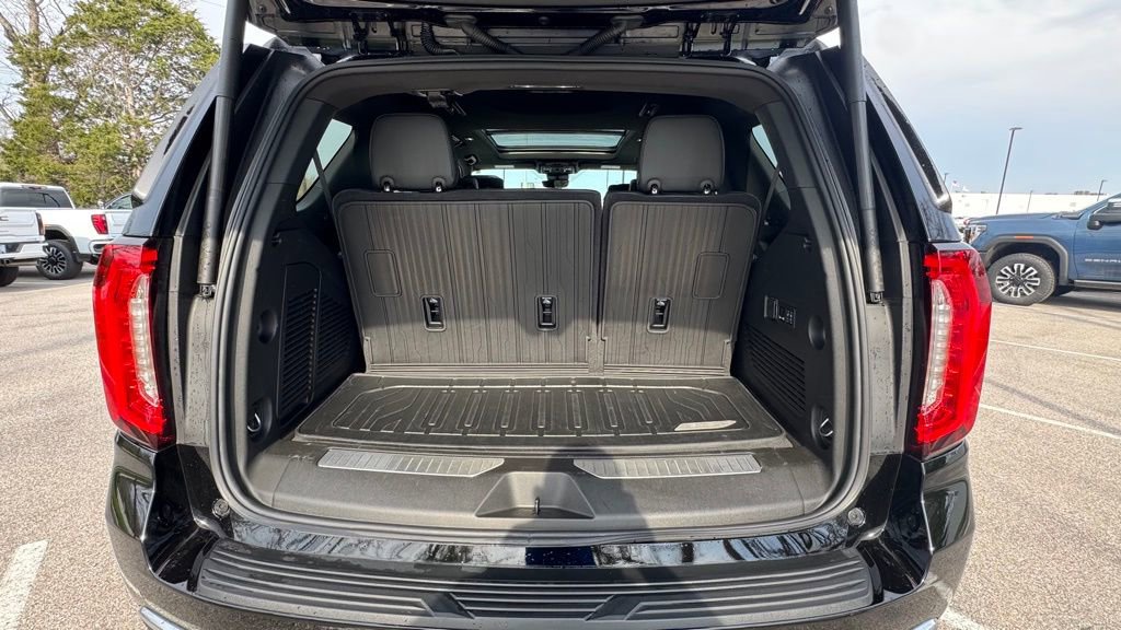 Used 2024 GMC Yukon Denali w/ Denali Reserve Package image 9