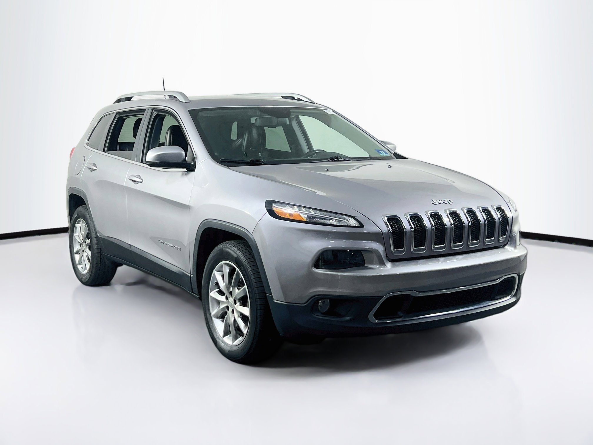 Used 2018 Jeep Cherokee Limited AWD/4WD image 3