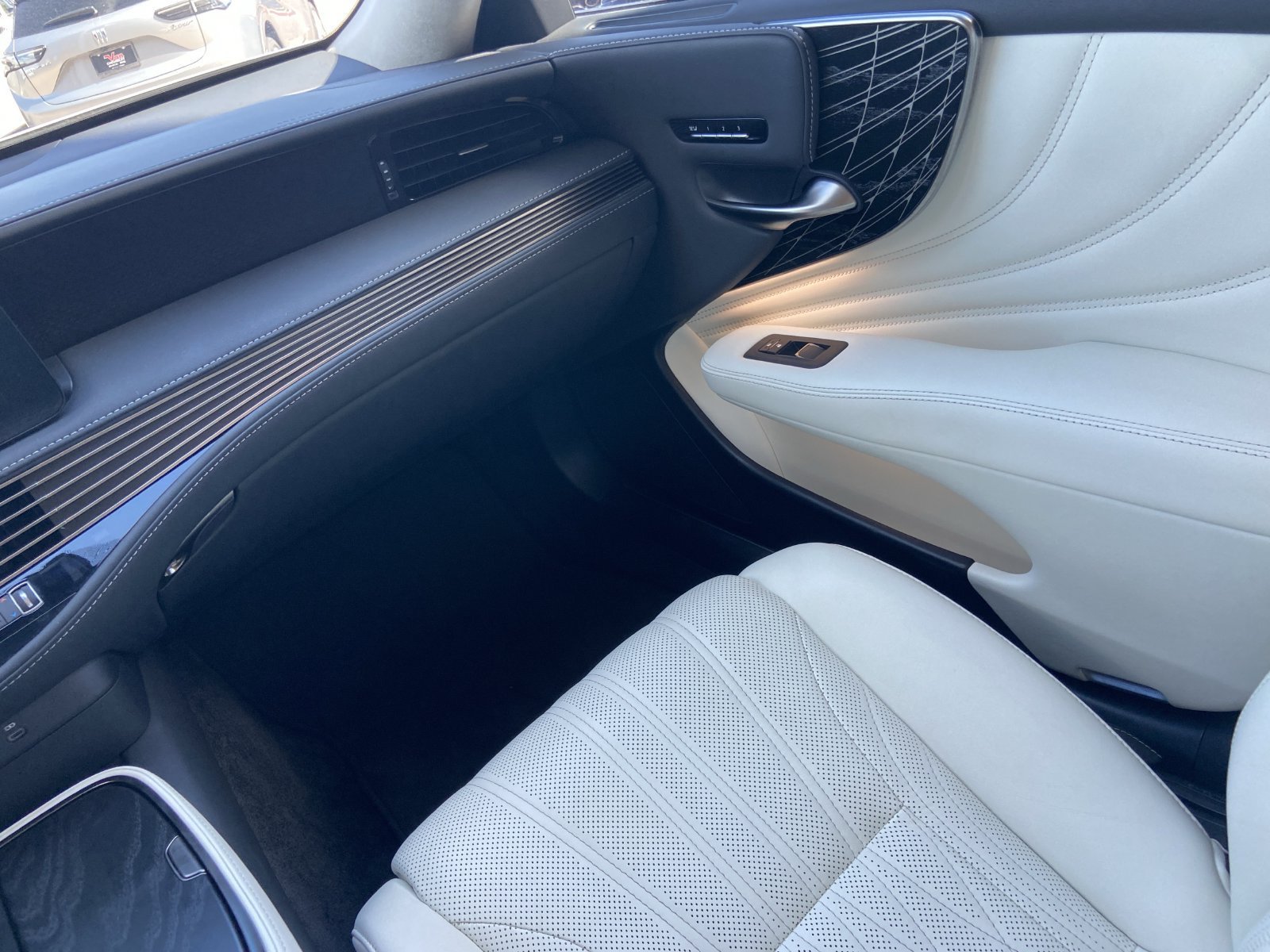 Used 2023 Lexus LS 500h AWD w/ Luxury Package image 16