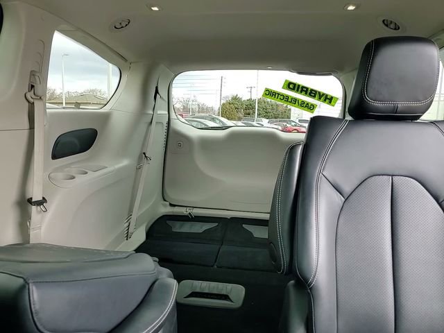 Used 2024 Chrysler Pacifica Select image 26