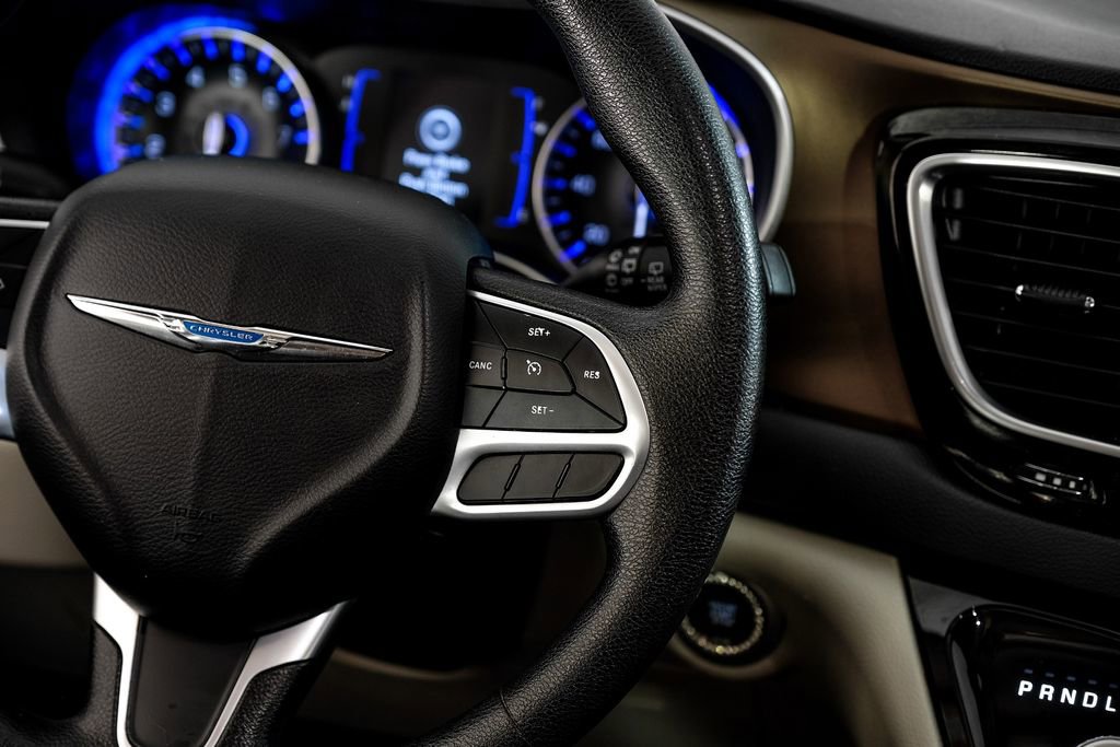 Used 2020 Chrysler Voyager Lxi image 14