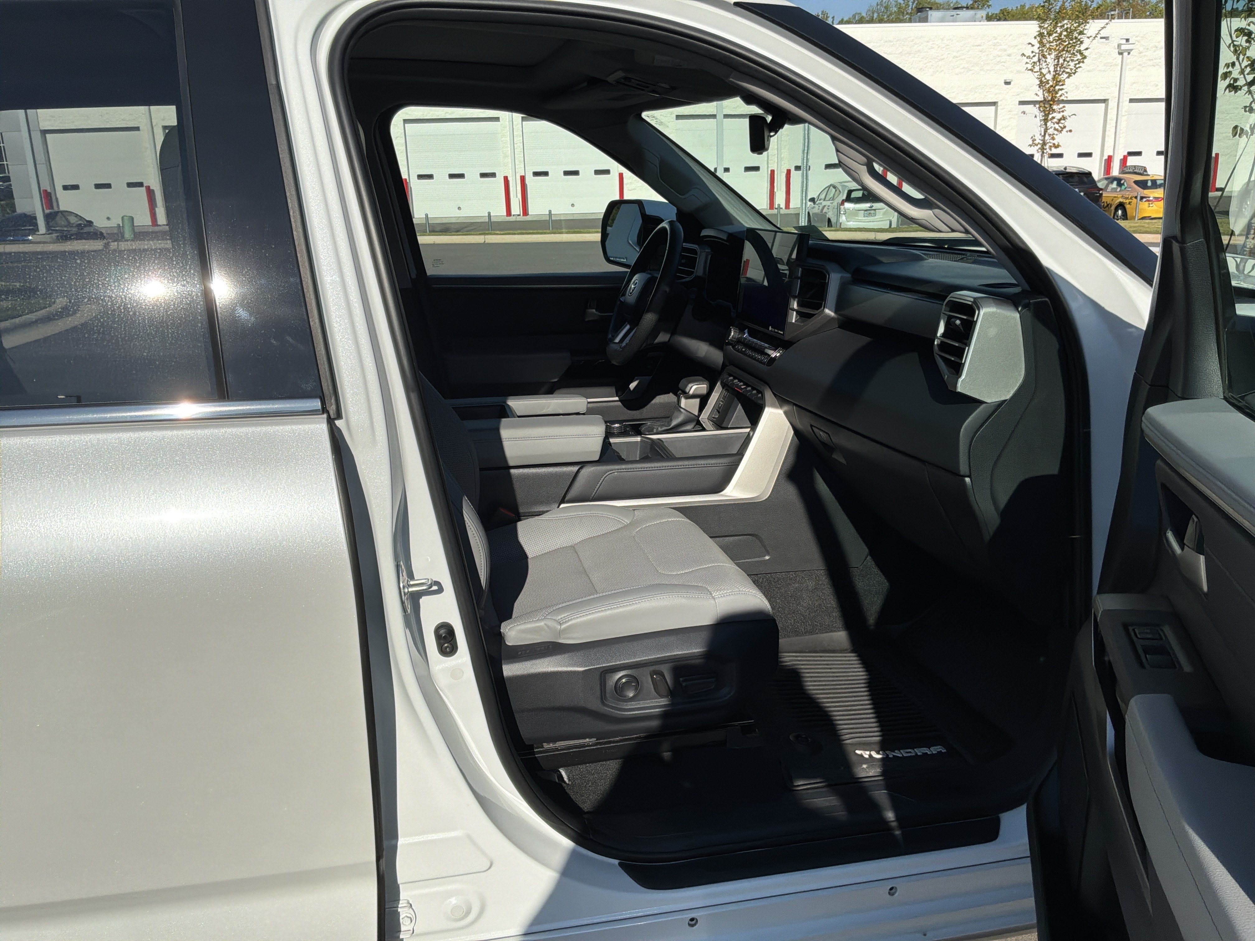 Used 2023 Toyota Tundra Limited w/ Power Package AWD/4WD image 33