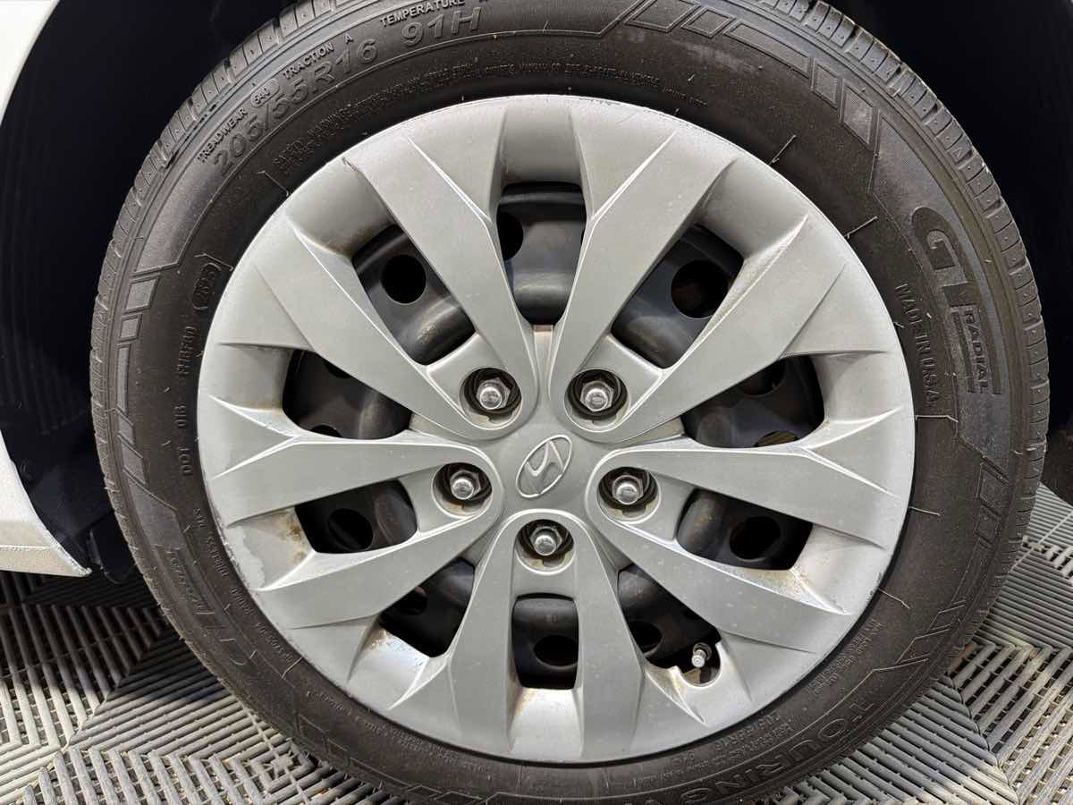 Used 2017 Hyundai Elantra GT image 30