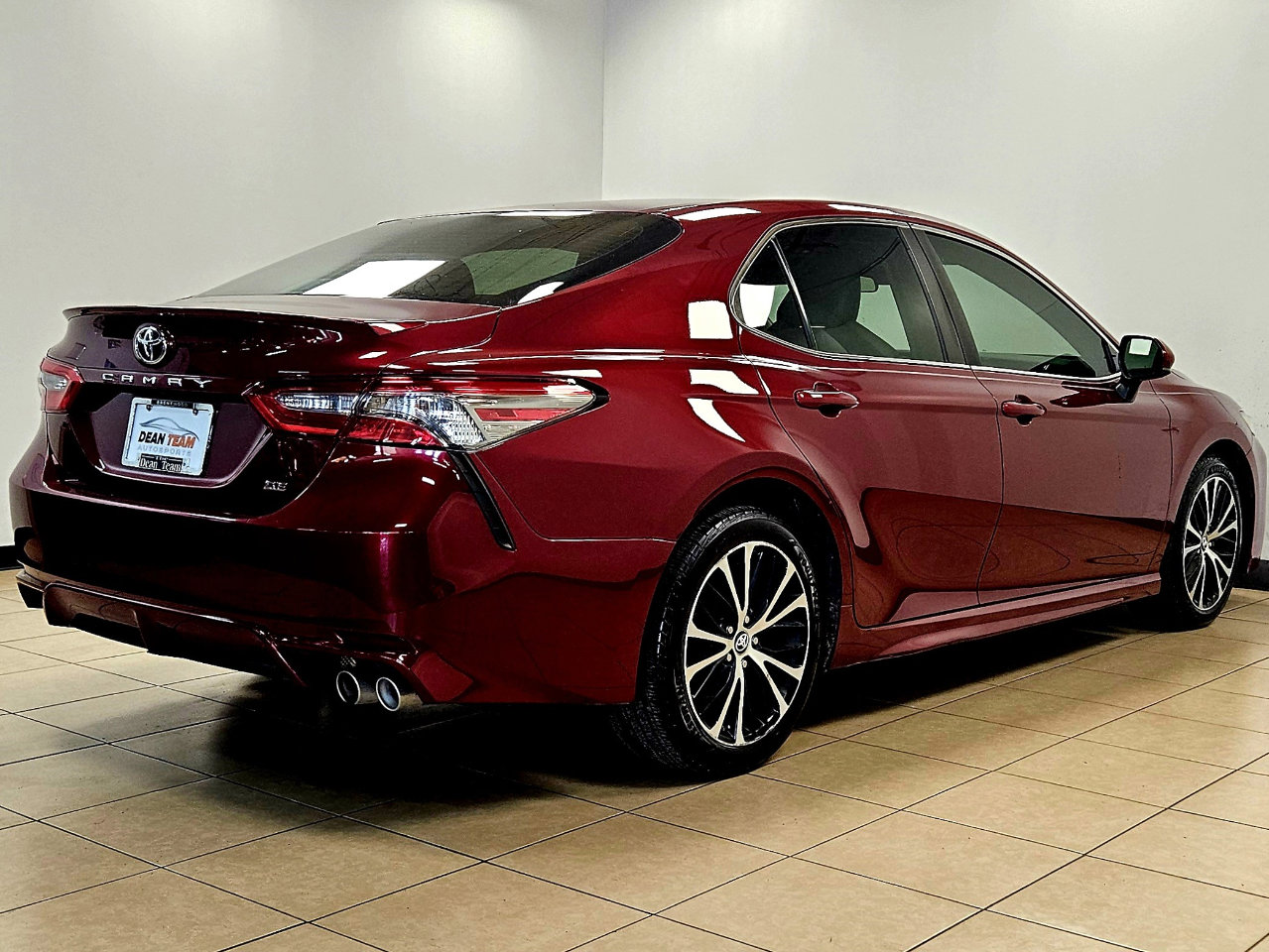 Used 2018 Toyota Camry SE image 4