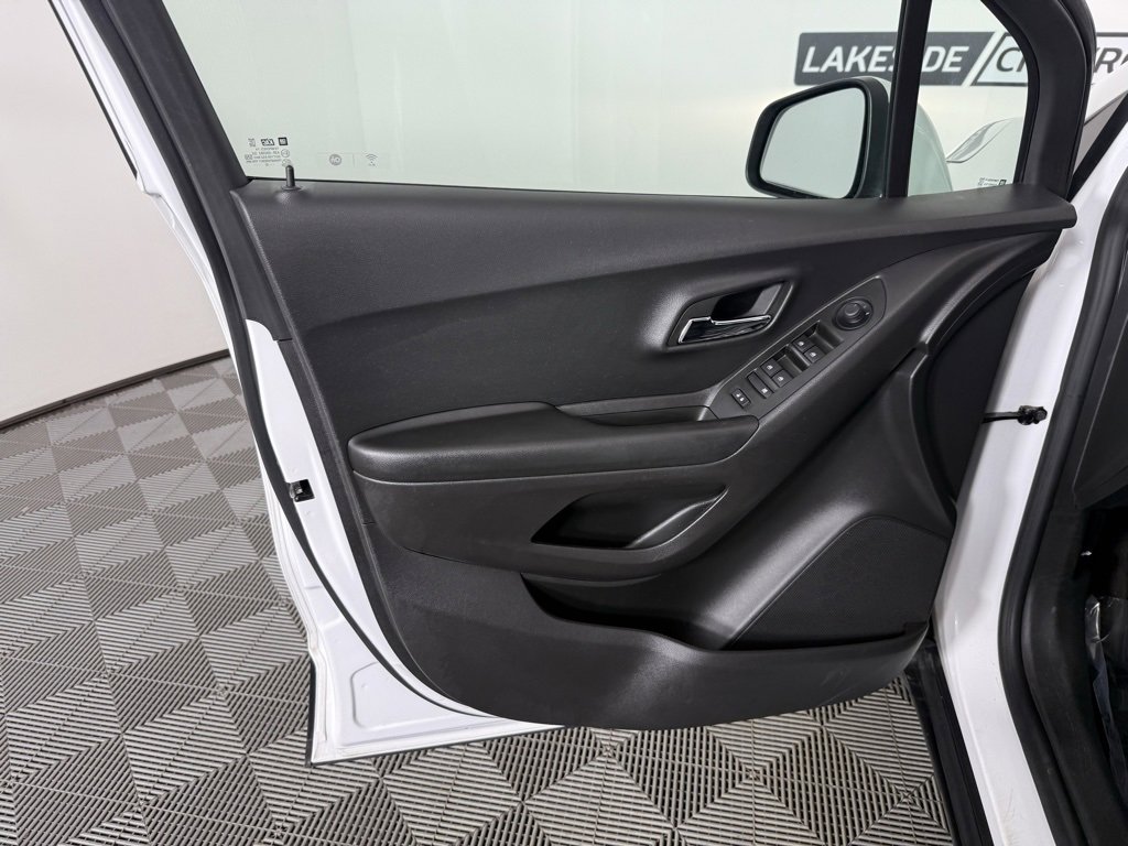 Used 2022 Chevrolet Trax LS w/ Tint and Cruise Package image 12