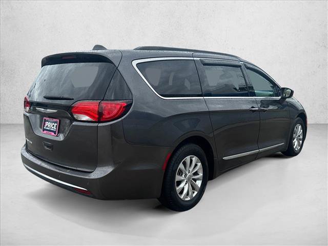 Used 2017 Chrysler Pacifica Touring-L FWD image 5