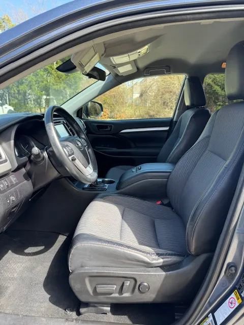 Used 2018 Toyota Highlander Plus AWD/4WD image 19