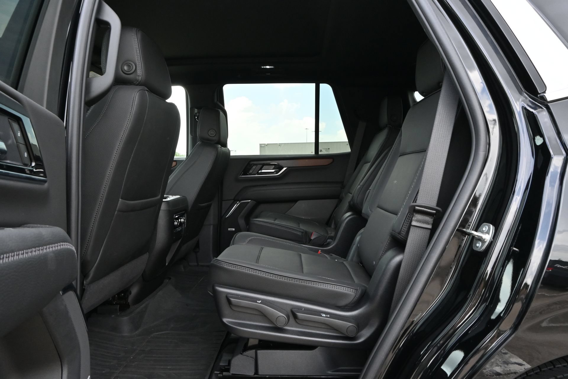 Used 2025 GMC Yukon Denali w/ Sun & Power Step Package RWD image 21