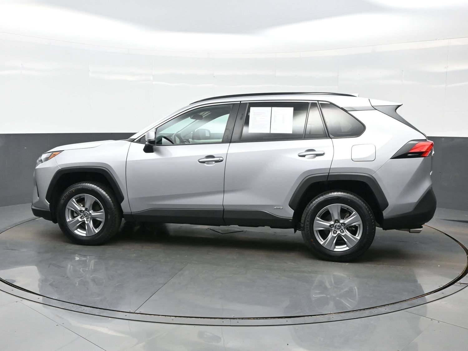Used 2022 Toyota RAV4 XLE w/ Convenience Package AWD/4WD image 3