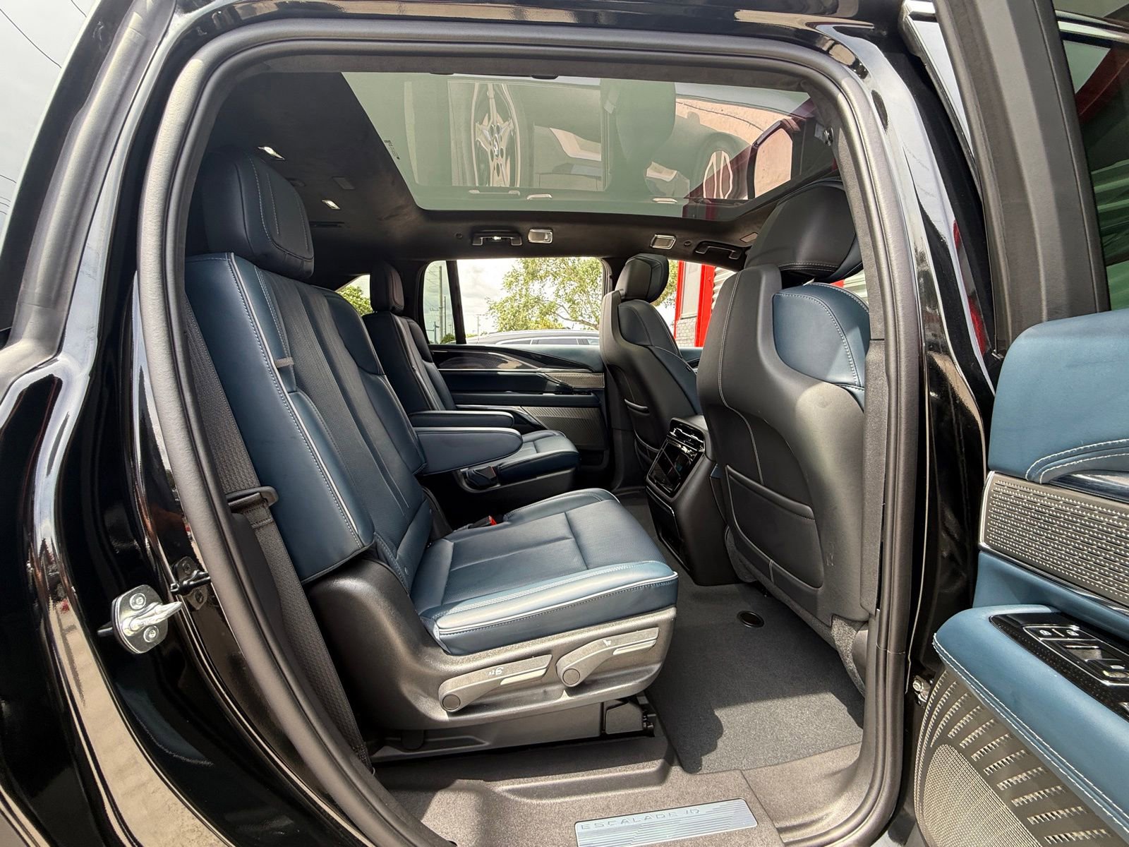 Used 2025 Cadillac Escalade IQ Luxury 2 w/ LPO, Premium Carpet Package AWD/4WD image 27